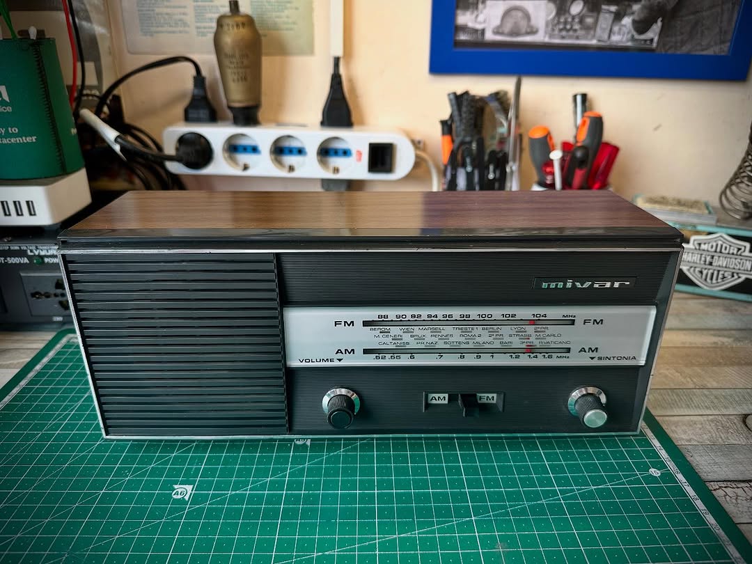 Radio a transistor Mivar prima della riparazione